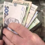 Військовий тримає гроші