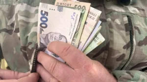 Військовий тримає гроші