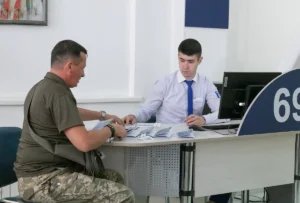Військовий у ЦНАПі
