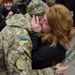 Матір обіймає сина-військового