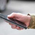 военный с телефоном