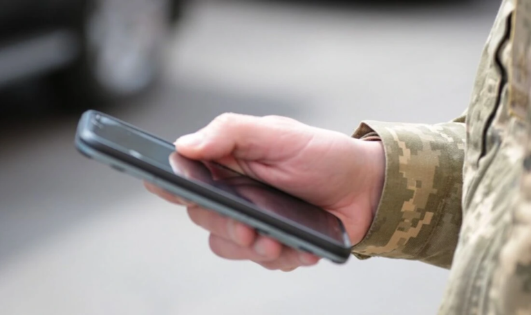 военный с телефоном