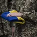Військовий зі складеним прапором