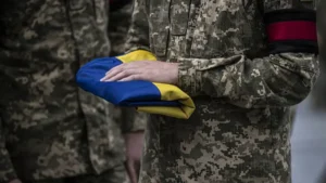 Військовий зі складеним прапором