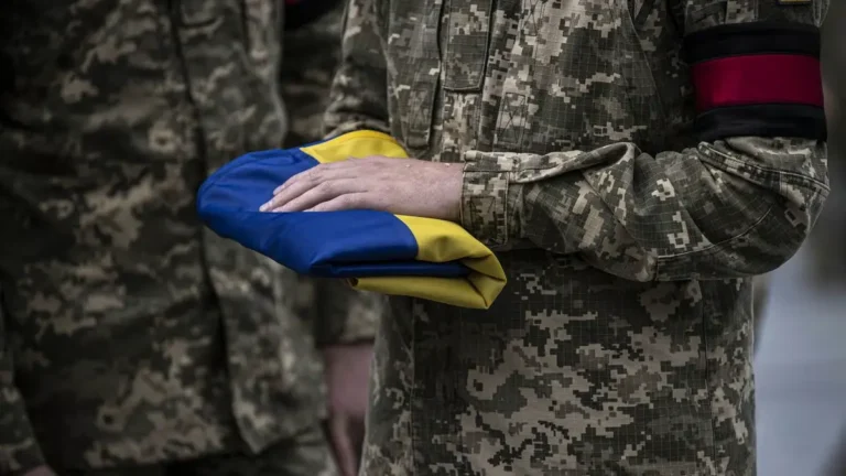 Військовий зі складеним прапором