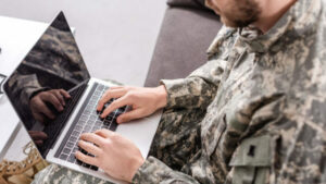 человек с ноутбуком