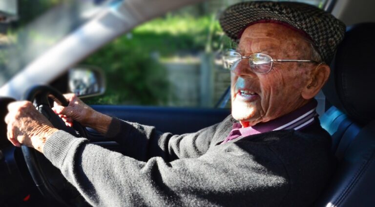 Водителей старше 65 лет могут лишить прав: для автолюбителей в возрасте готовят серьезные изменения