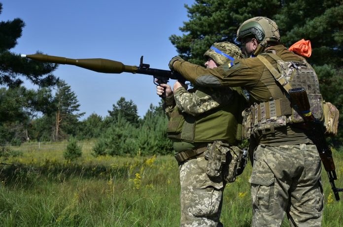 Военные с оружием