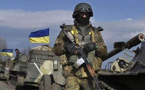 солдат ВСУ и флаг Украины