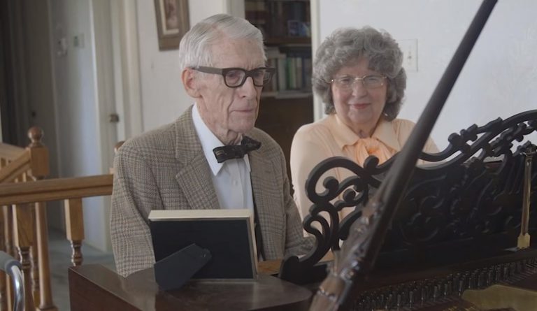 Пожилые супруги повторили начальную сцену из мультфильма «Вверх» (ВИДЕО)