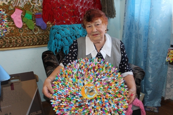 Пенсионерка из Одессы вяжет букеты цветов