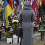 женщина еа кладбищк