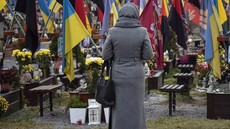 женщина еа кладбищк
