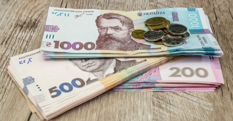 Украинцы вновь могут подавать заявление на получение 6600 гривен: касается не только переселенцев
