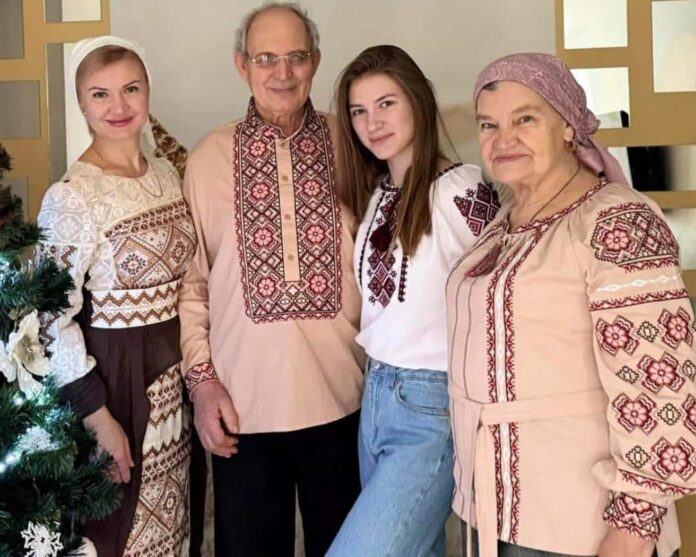 семья в вышиванках