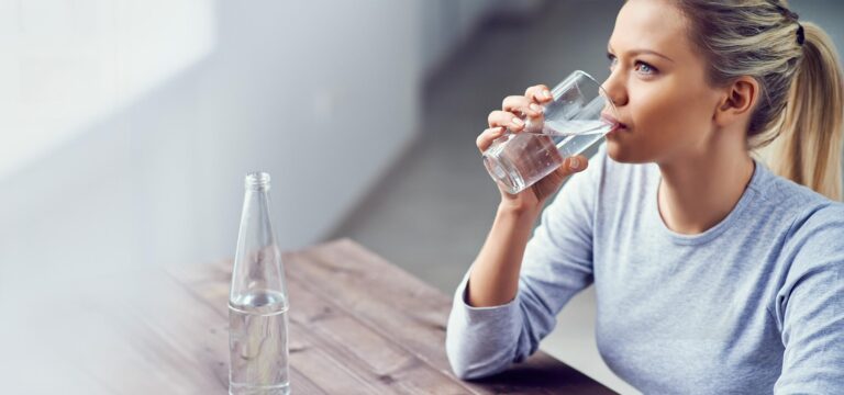 Кардиологи утверждают, что в 90% случаев мы пьем воду не в то время!