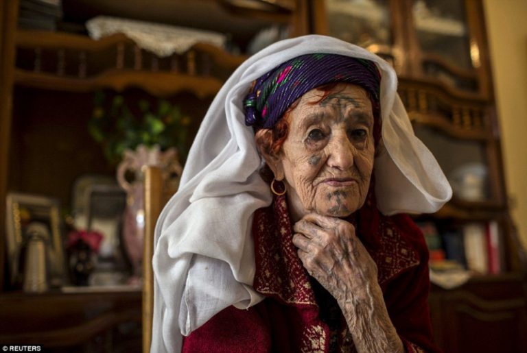 Пожилые женщины в Алжире претерпевают гонения из-за сделанных в молодости татуировок