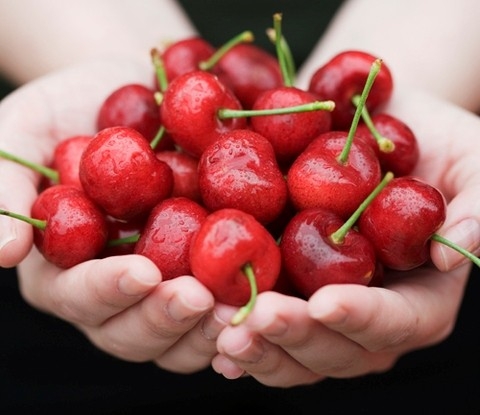 Какие цены на украинских рынках правят за ягоды и фрукты?