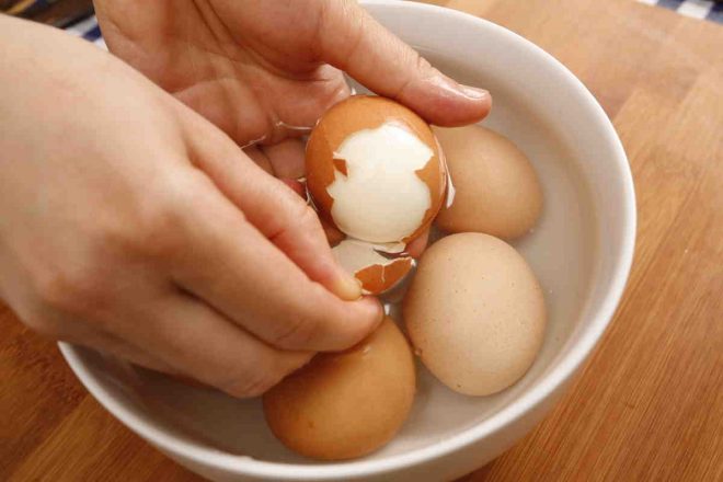 Який секретний інгредієнт потрібно додати при варінні яєць, щоб шкаралупа легко чистилася
