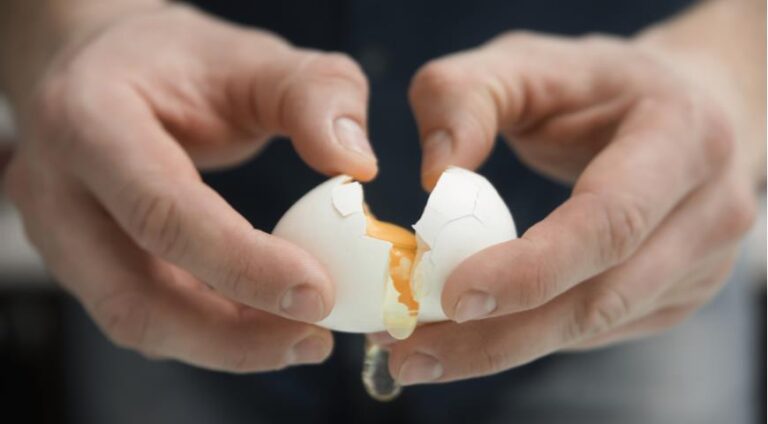 Как правильно разбить яйцо