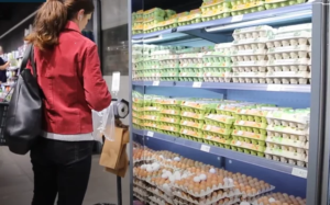яйця в супермаркеті