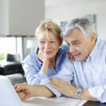 семейная пара перед компьютером