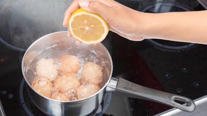 Зачем при варке яиц добавляют лимон?