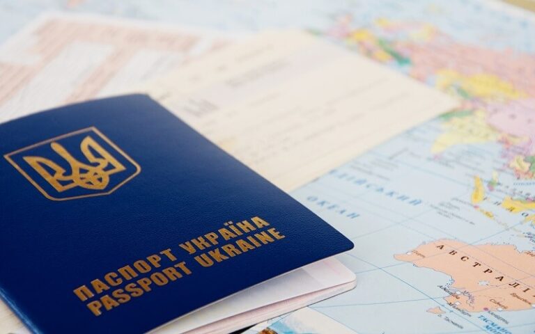 Оформити закордонний паспорт можна вдома: як це зробити і скільки коштує послуга