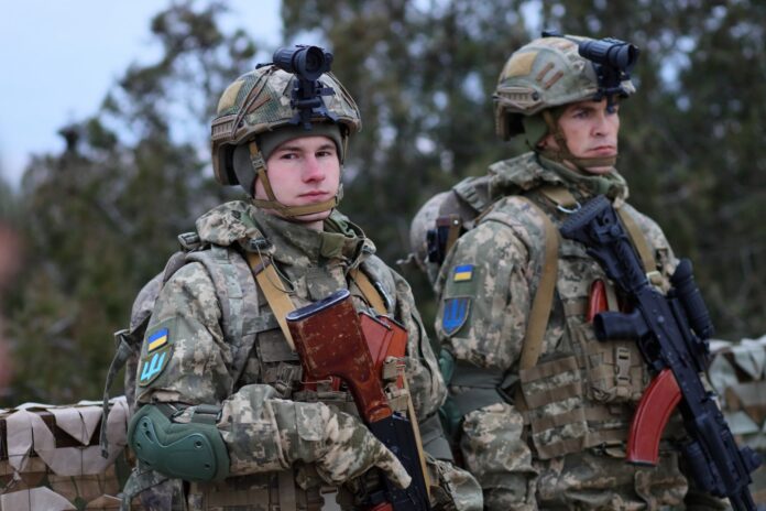 В Україні збільшать зарплату військовим