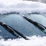 заснеженный автомобиль