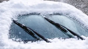 заснеженный автомобиль