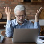 Здивований пенсіонер з ноутбуком