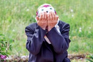 Женщина плачет в отчаянии