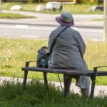 пенсионерка в парке