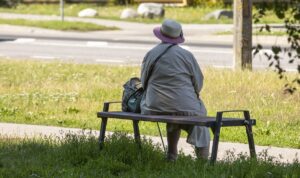 Пенсіонерка у парку