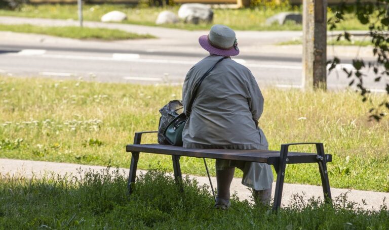 пенсионерка в парке