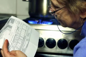 Жінка читає платіжку за газ