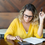 жінка з калькулятором