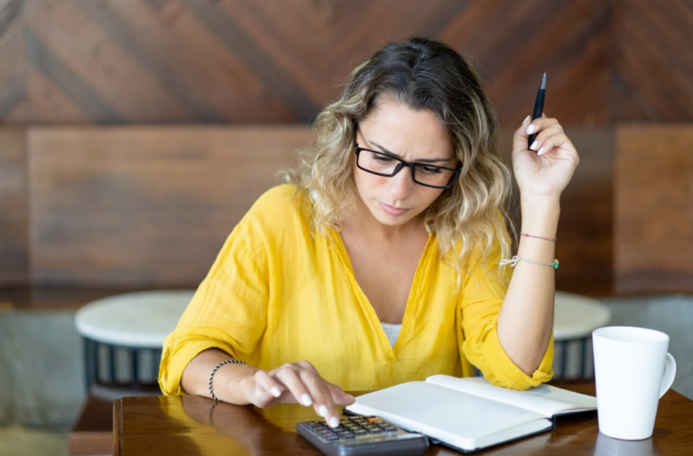 женщина с калькулятором