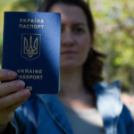женщина с паспортом