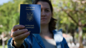 жінка з паспортом