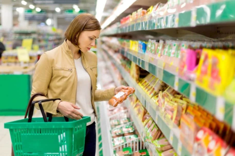 жінка з продуктами в супермаркеті