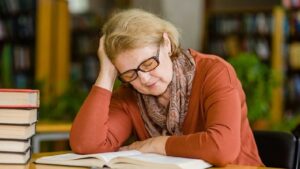 Жінка за столом з книгами