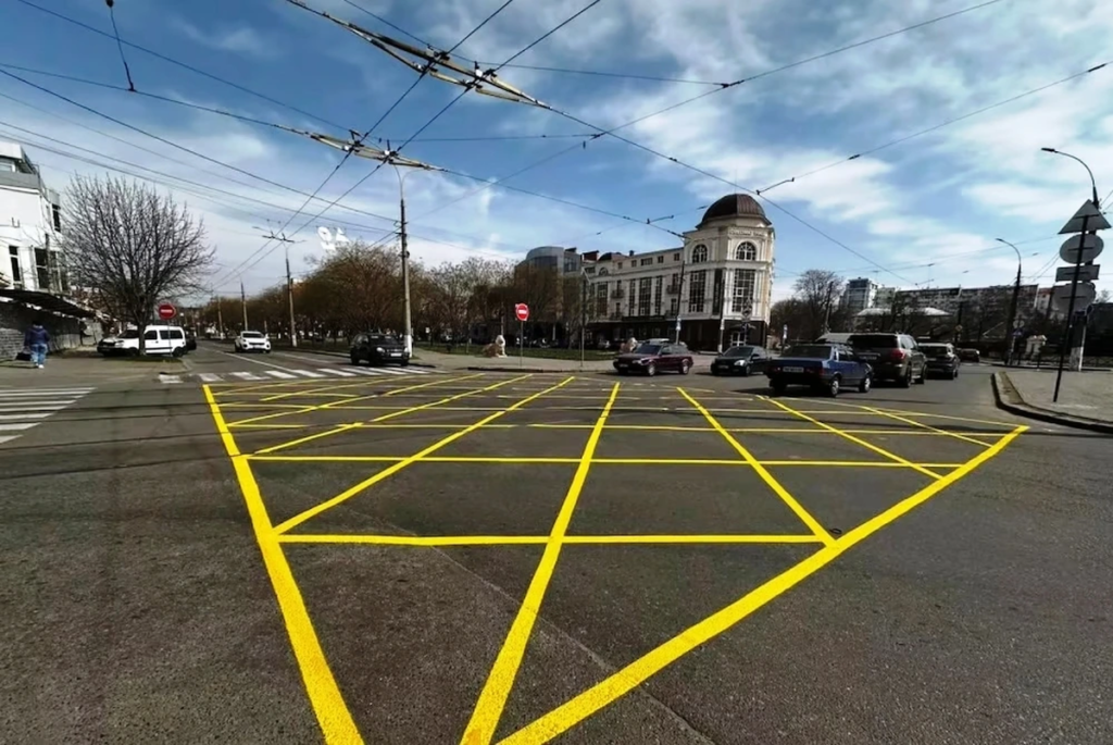 желтая разметка на дорогах