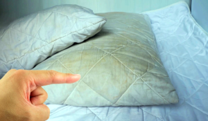 жовті плями на подушці