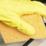 жир на решетке плиты