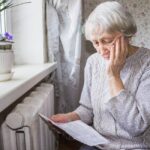 Пенсіонерка тримає квитанцію