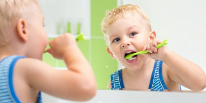 Чистим зубки: как научить ребенка ухаживать за ротовой полостью?