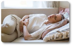 лежащая девушка